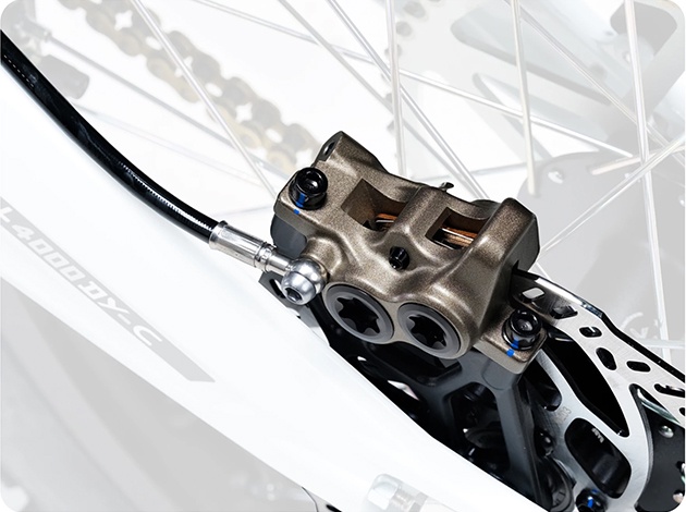 Sistem pengereman 4-piston berlawanan tempa terintegrasi