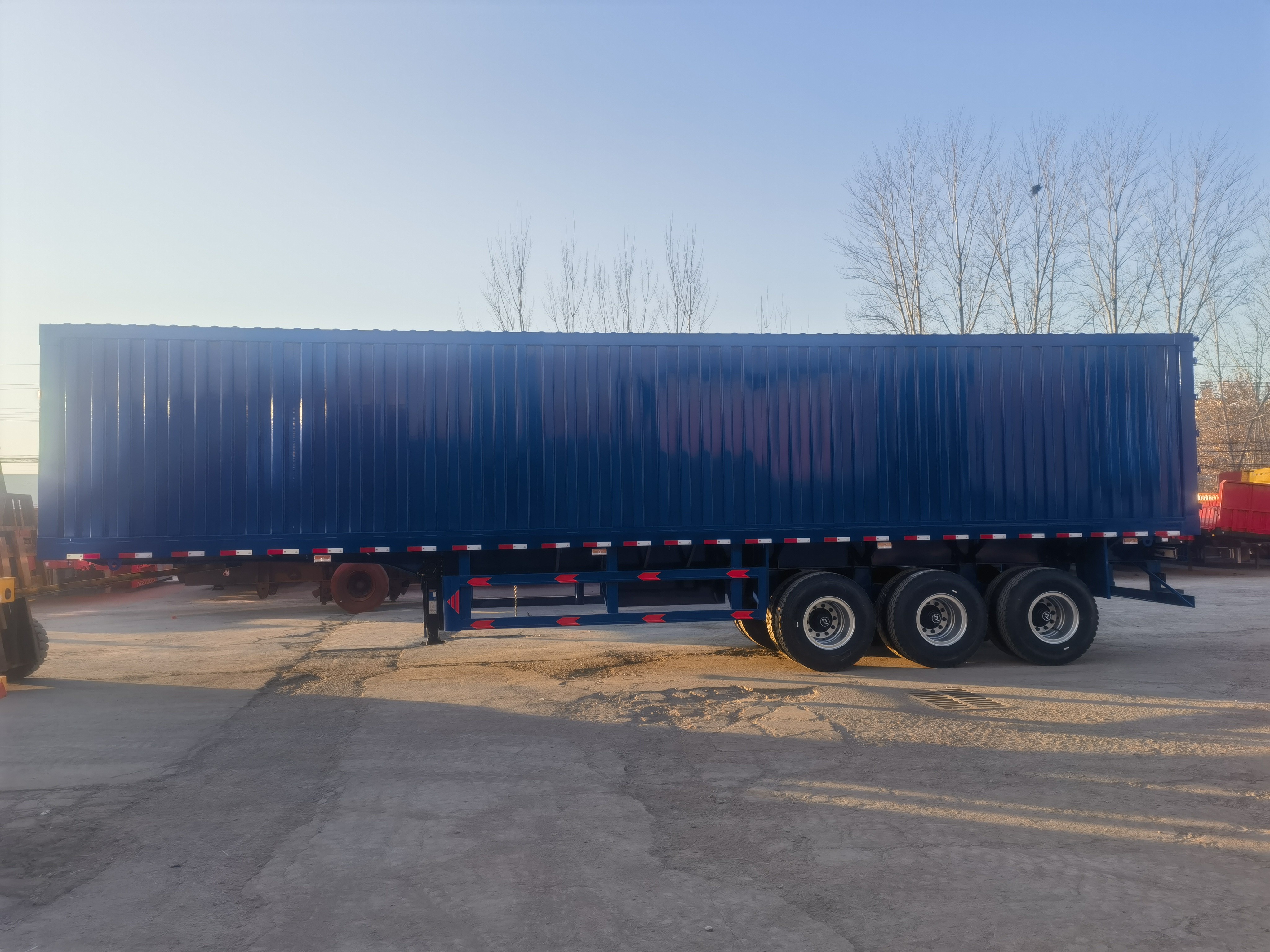 Semi Trailer Boks Van 3-Sumbu Semi Trailer Boks Van 3-Sumbu