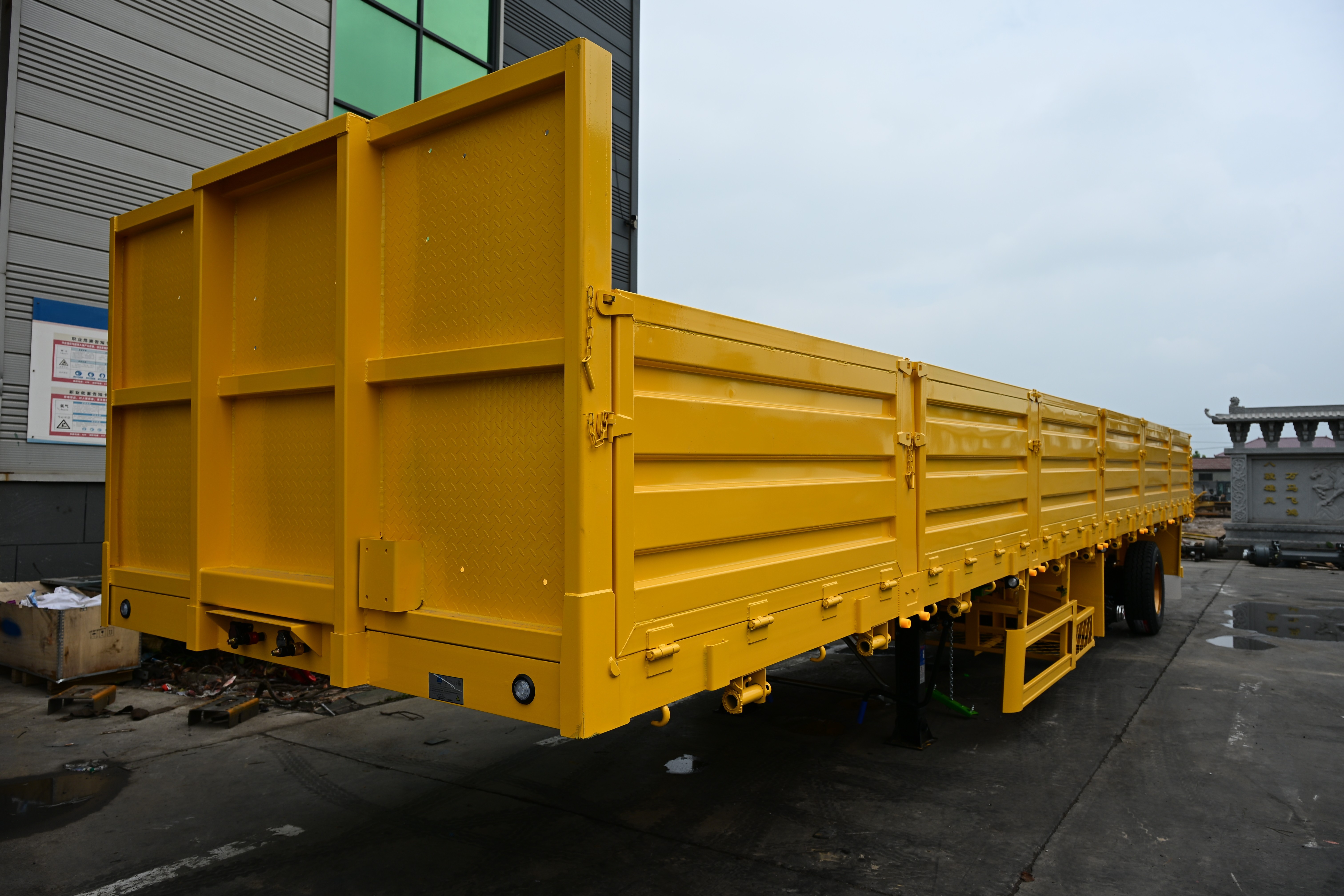 Semi Trailer Sidewall 4-Axle dengan Lift Axle