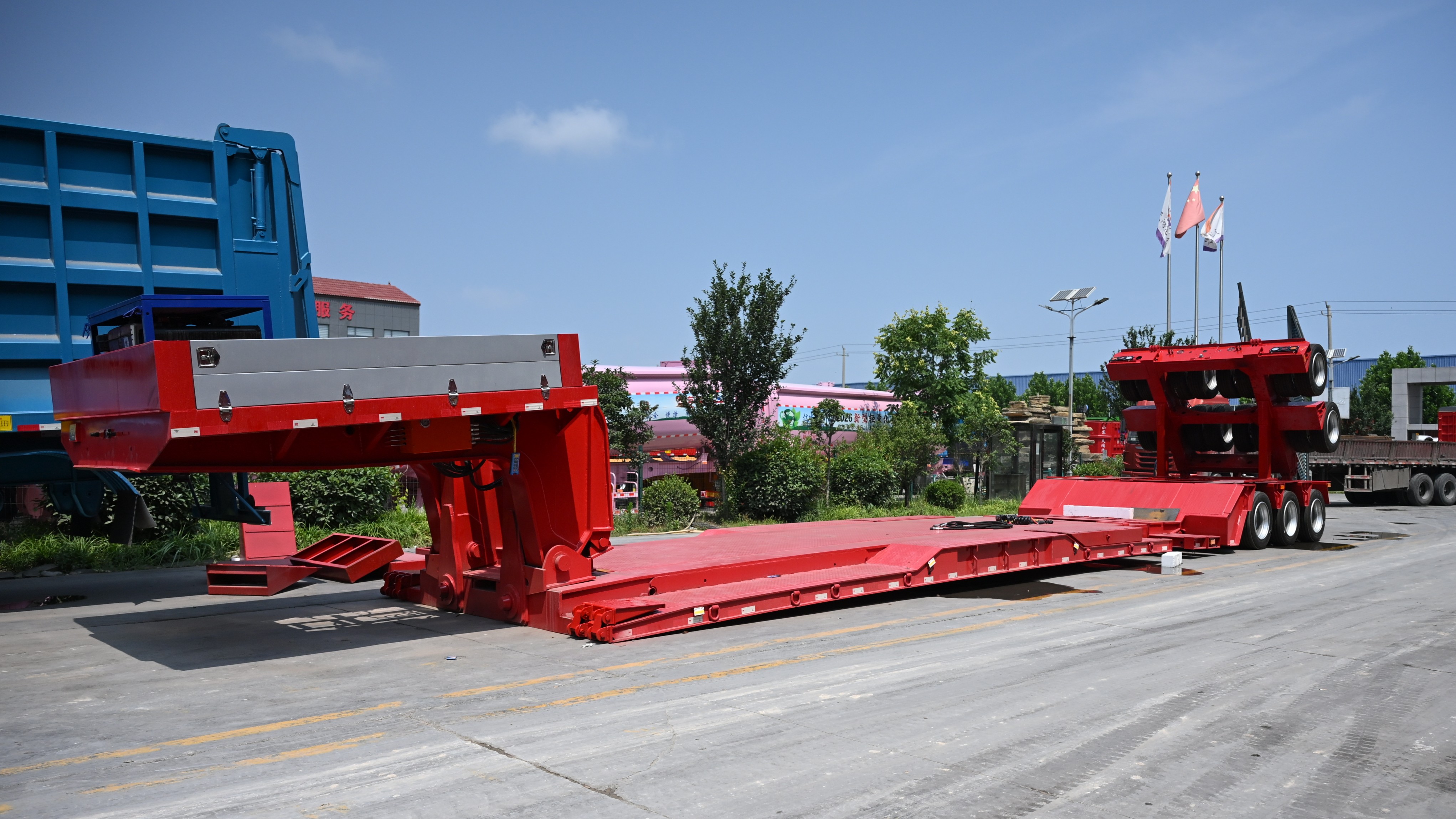 Trailer Lowbed Hydraulic Gooseneck Lepas-Pasang Multi-Gandar dengan Gandar Belakang yang Dapat Diangkat