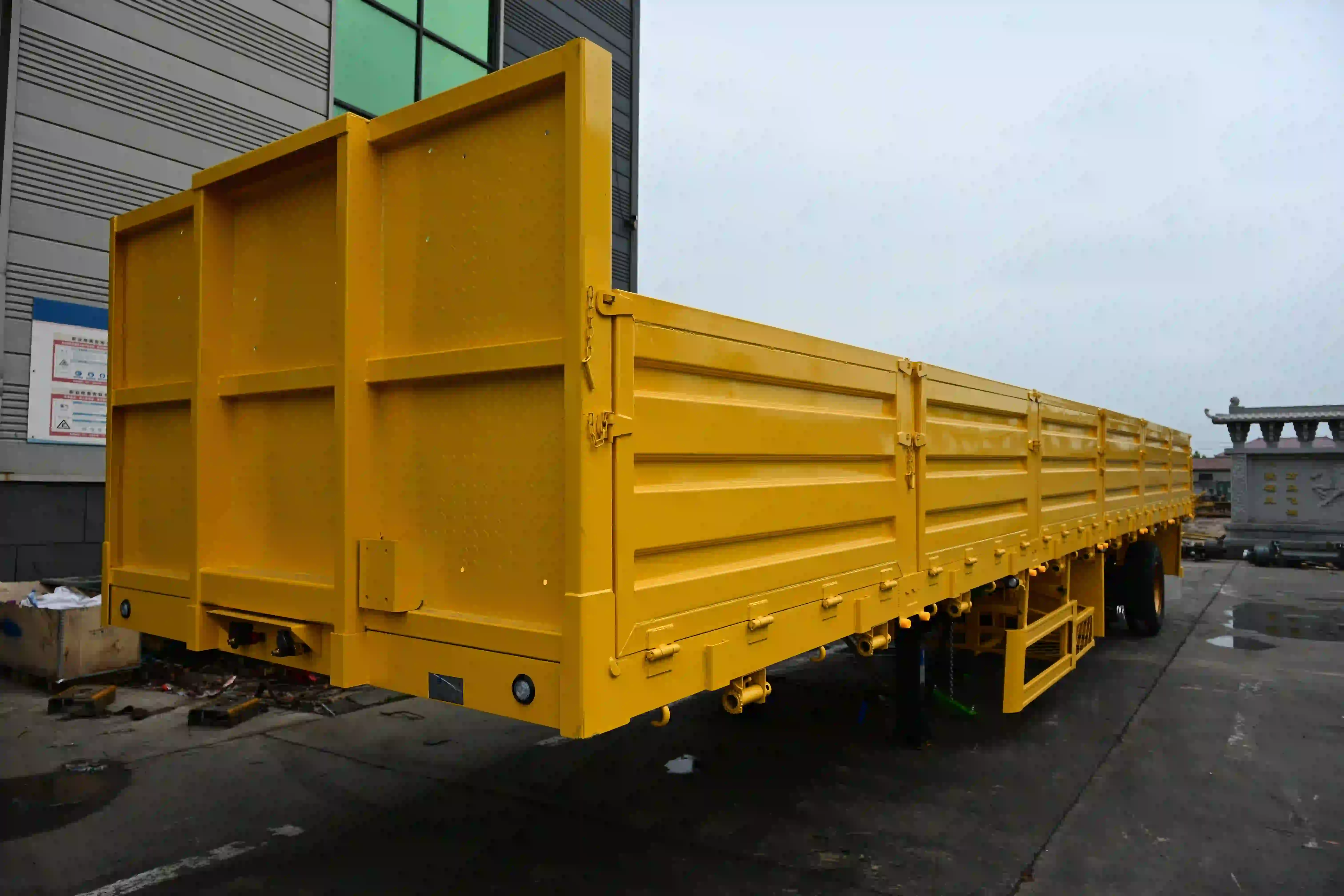Semi Trailer Dinding Samping 4 Gandar dengan Gandar Angkat