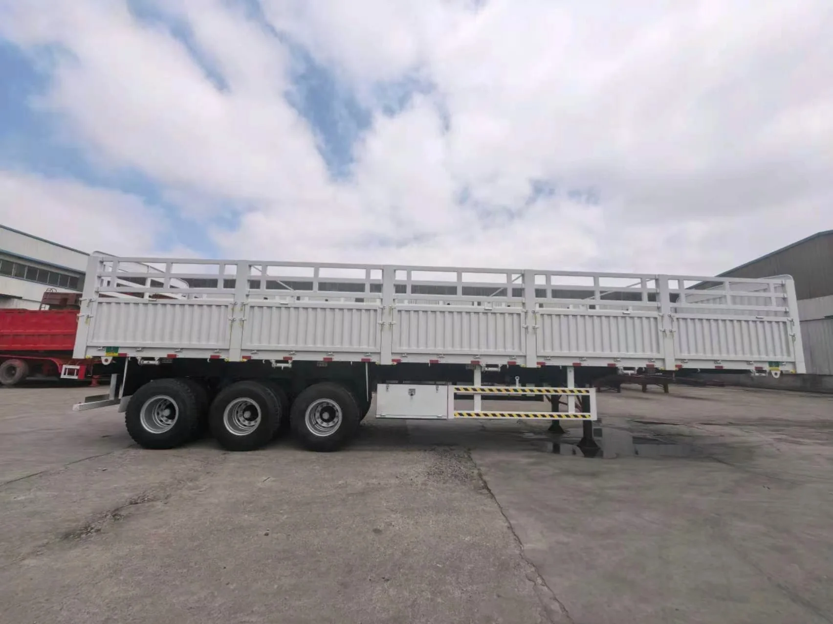 Semi Trailer Pagar Tiga Gandar