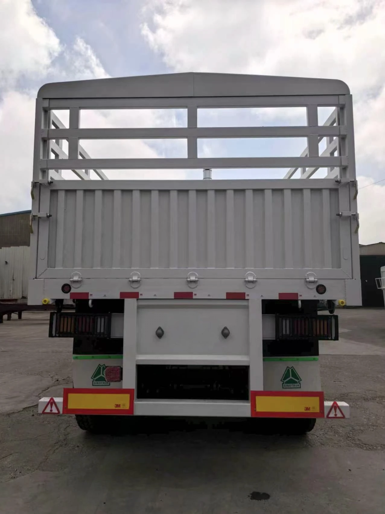 Semi Trailer Pagar Tiga Gandar