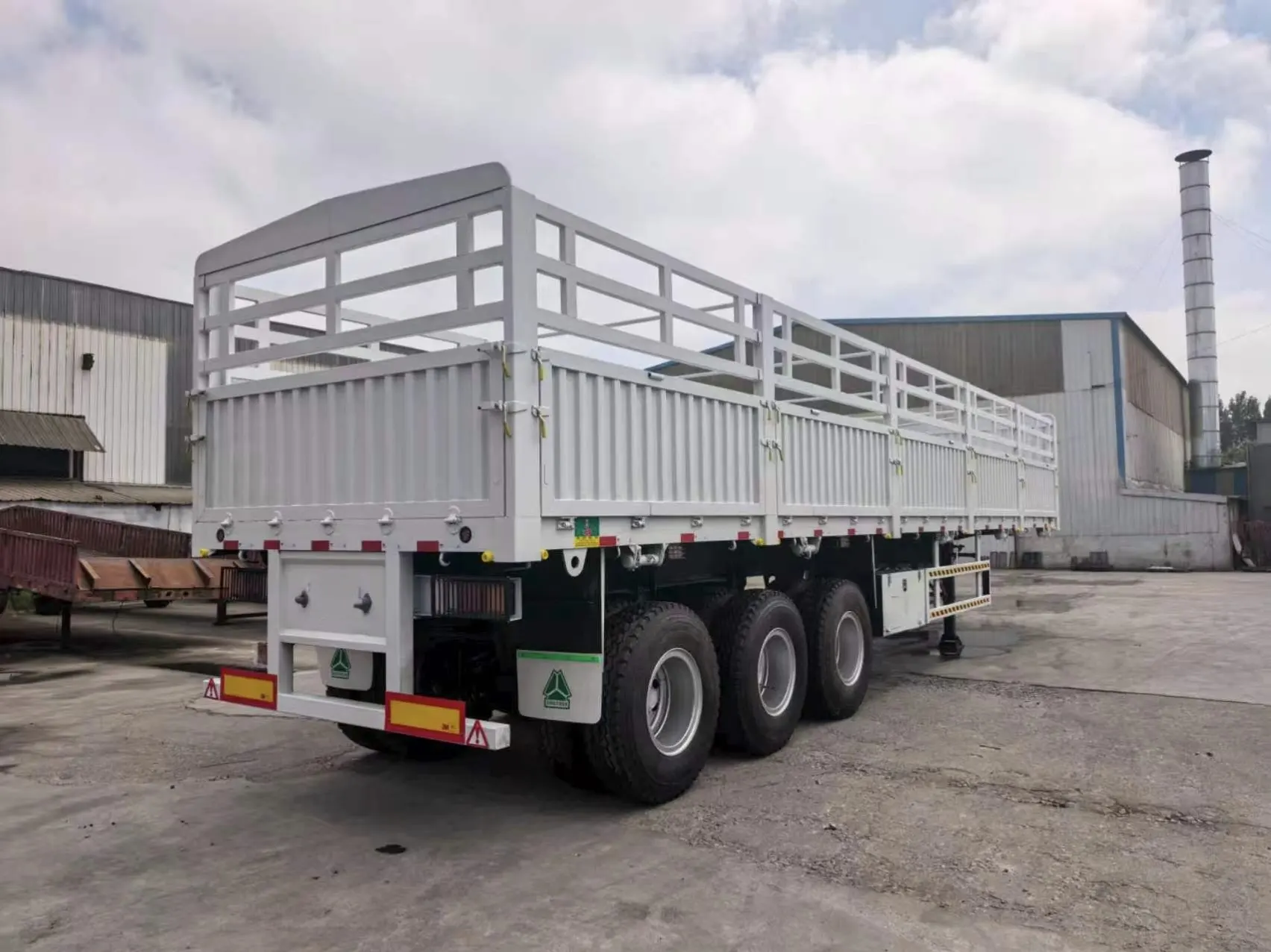 Semi Trailer Pagar Tiga Gandar