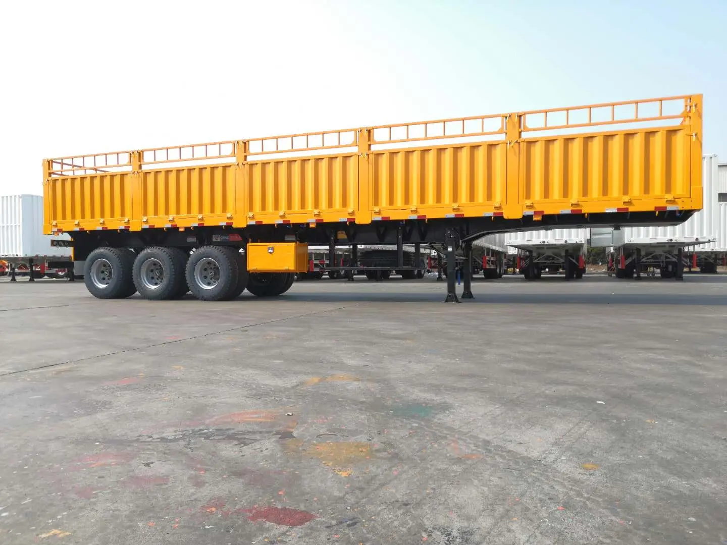 Semi-trailer berpagar 3 gandar