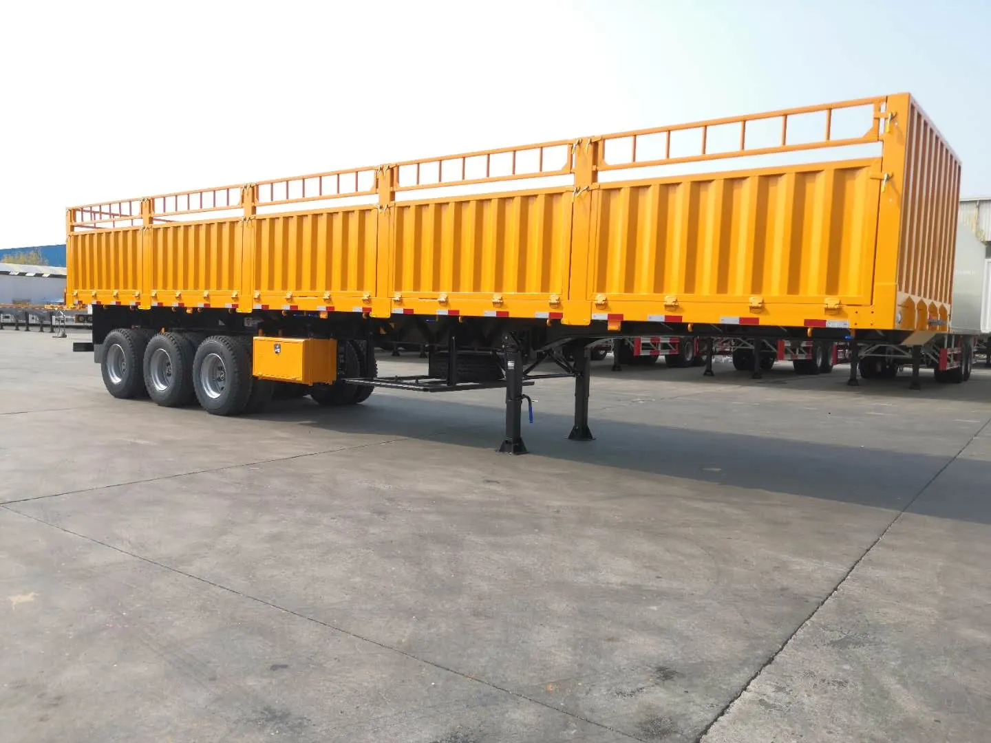 Semi-trailer berpagar 3 gandar