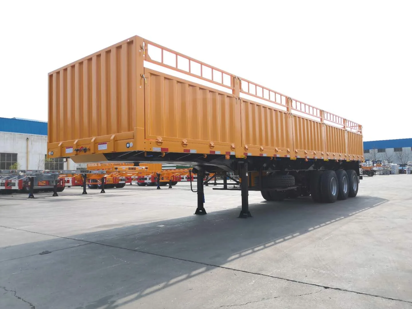 Semi-trailer berpagar 3 gandar