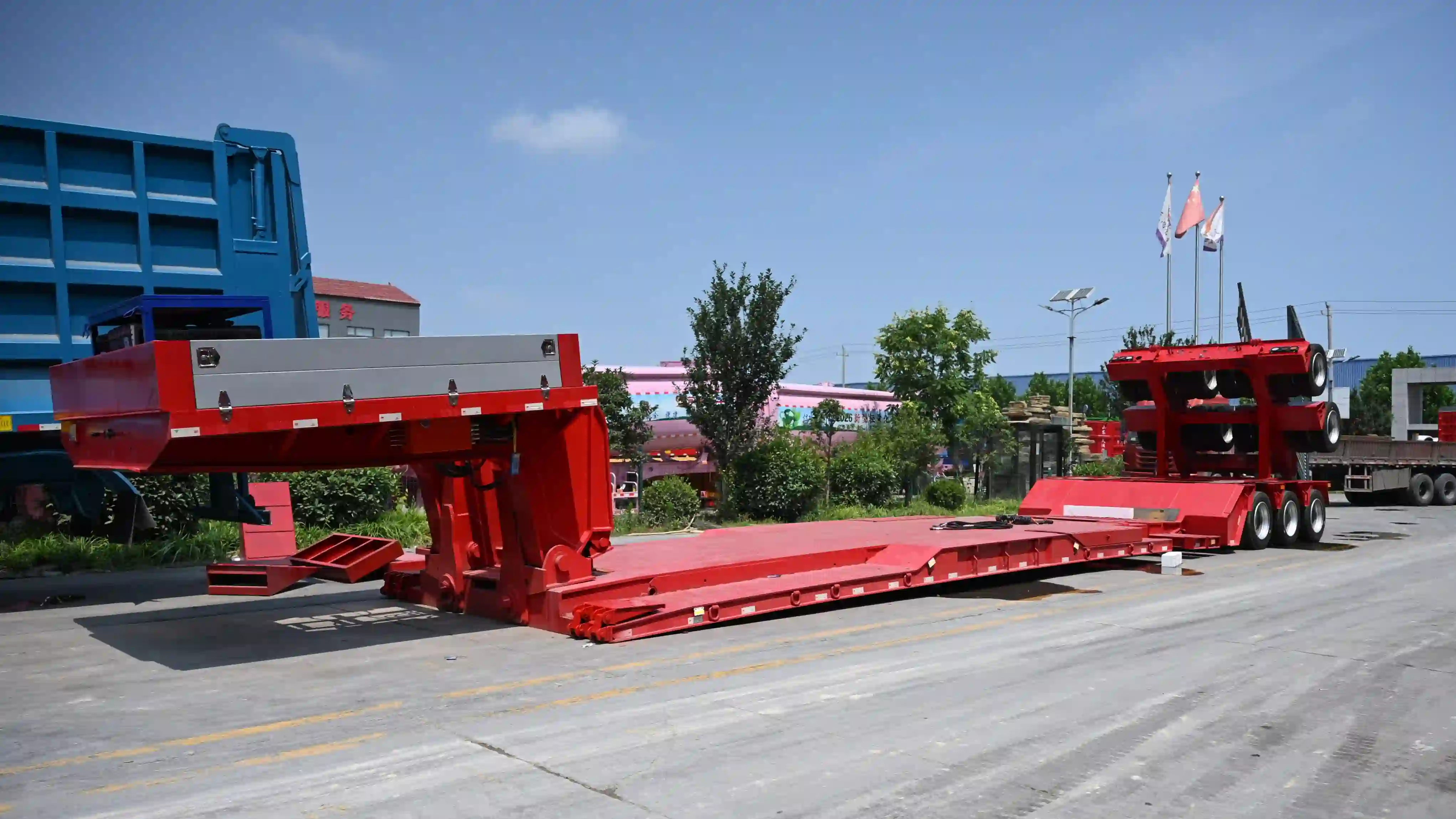 Trailer Lowbed Gooseneck Lepas Pasang Hidraulis Multi-Gandar dengan Gandar Belakang Pengangkat