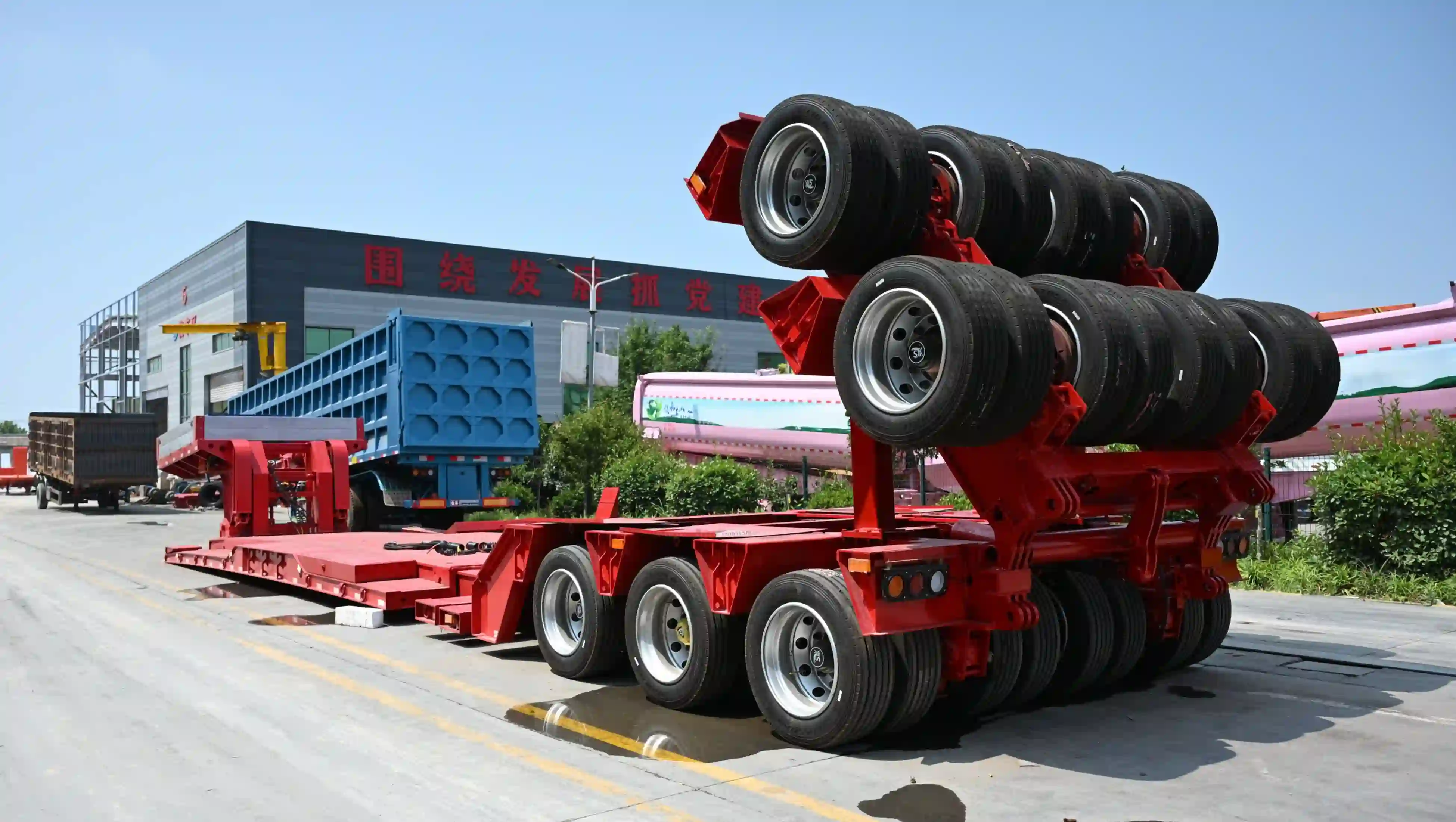 Trailer Lowbed Gooseneck Lepas Pasang Hidraulis Multi-Gandar dengan Gandar Belakang Pengangkat