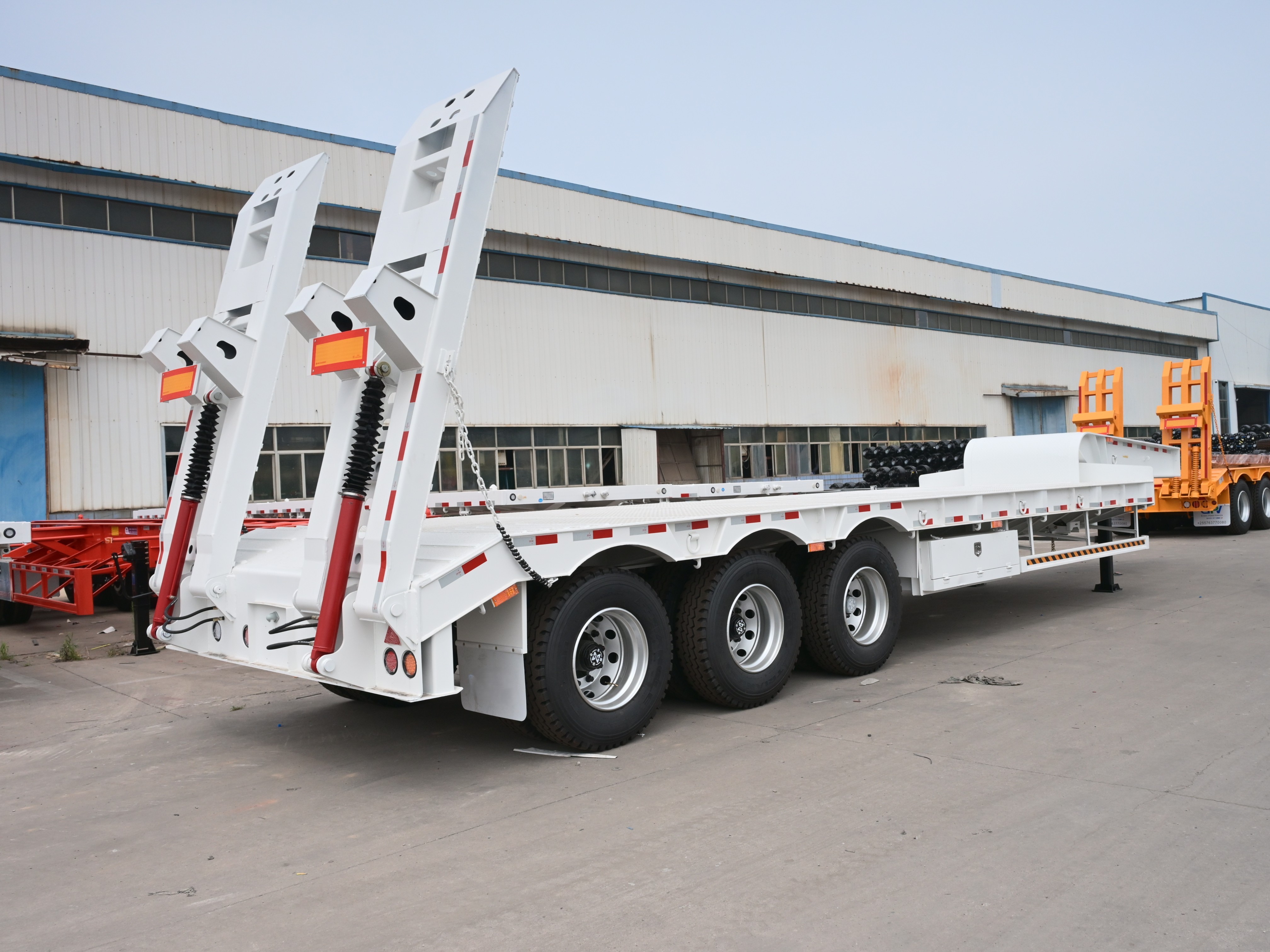 Semi-Trailer Lowbed Gooseneck 3 Gandar dengan Ramp Hidraulis