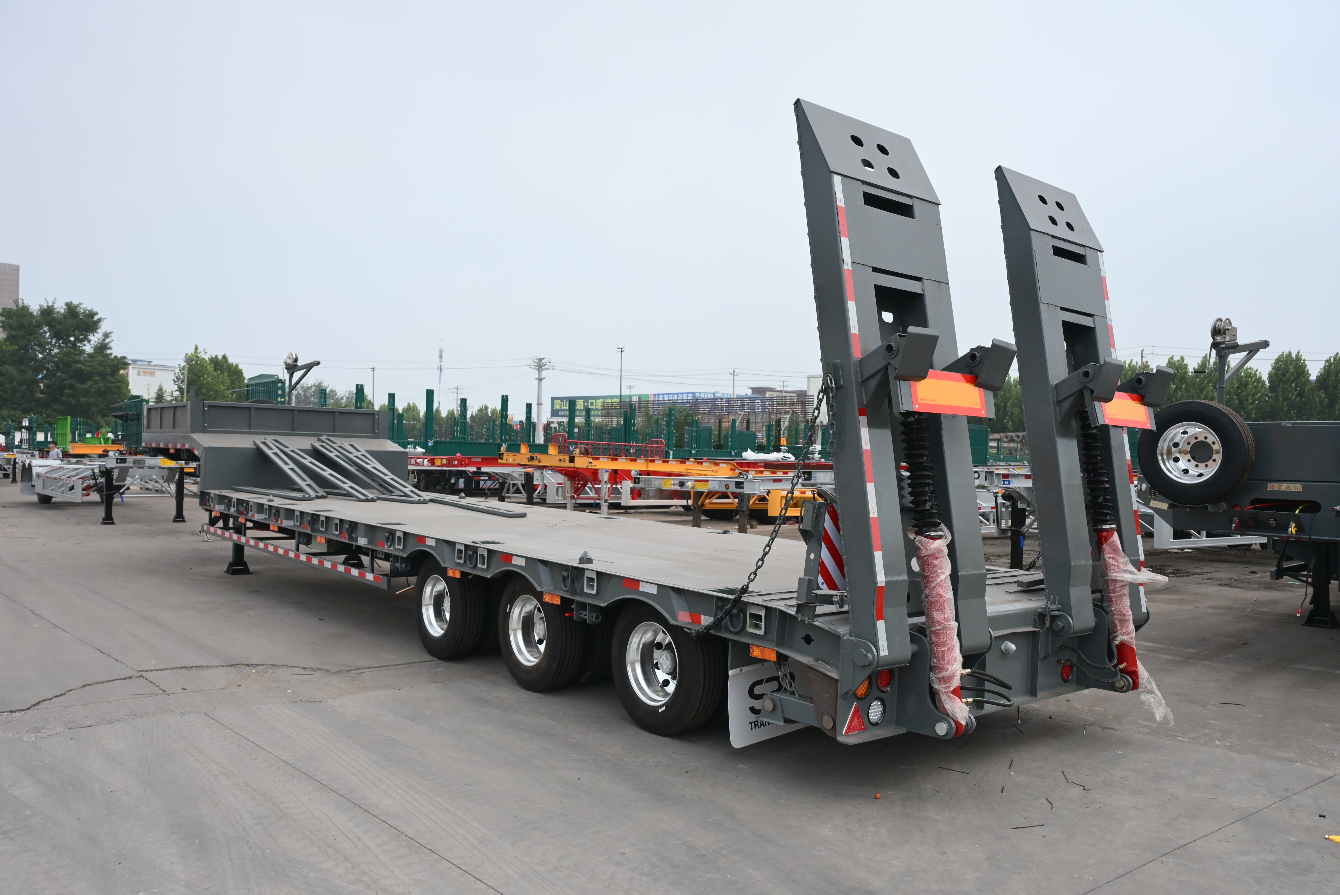 Trailer Semi Lowbed Leher Angsa Tetap