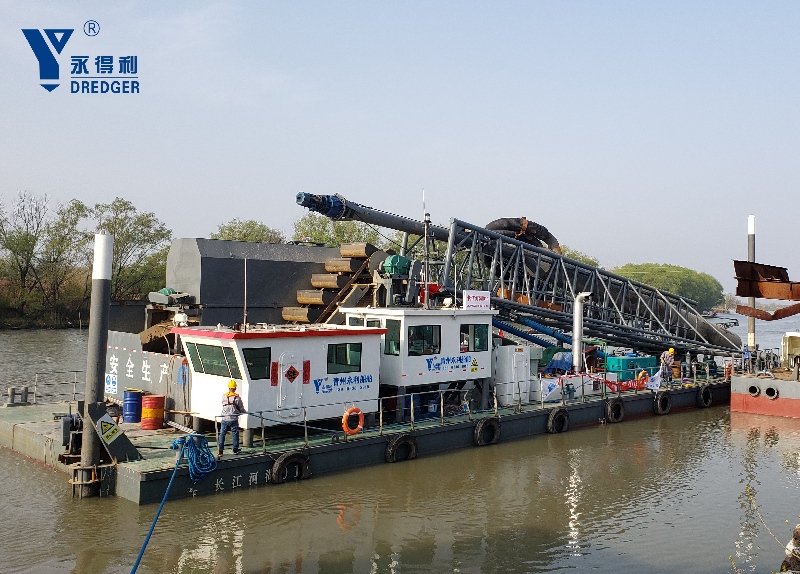 เรือขุดทรายแบบดูดพร้อมเจาะ