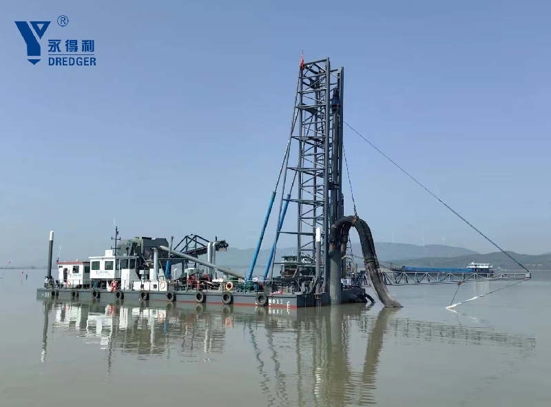 เรือขุดทรายแบบดูดพร้อมเจาะ
