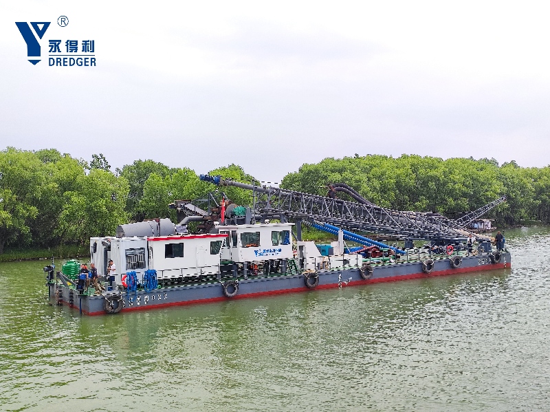 เรือขุดทรายแบบดูดพร้อมเจาะ