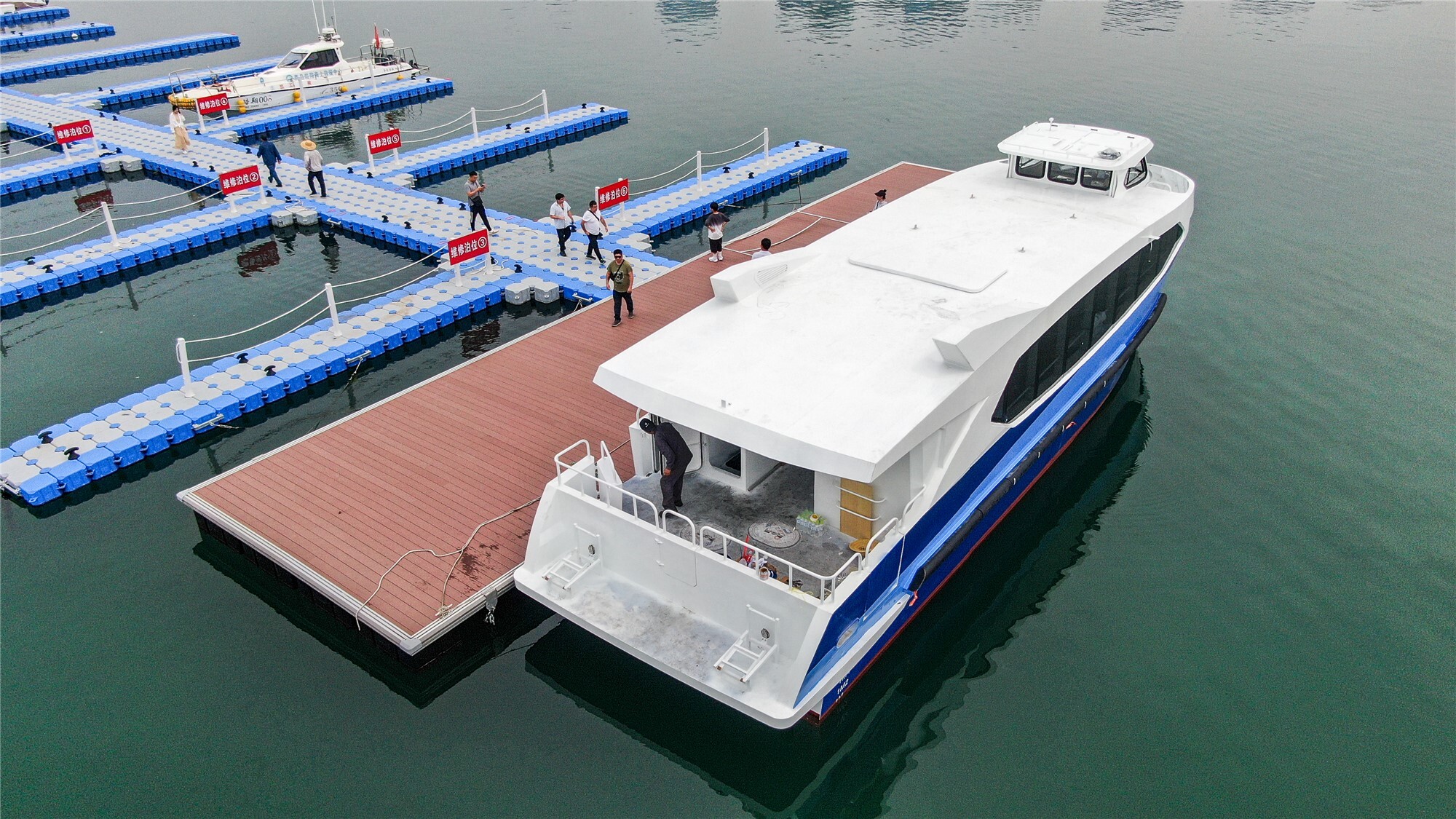 Grandsea 18.8m هيكل ألومنيوم 96 شخصًا ديزل داخلي البحر الساحلي قارب ركاب سريع السرعة للبيع