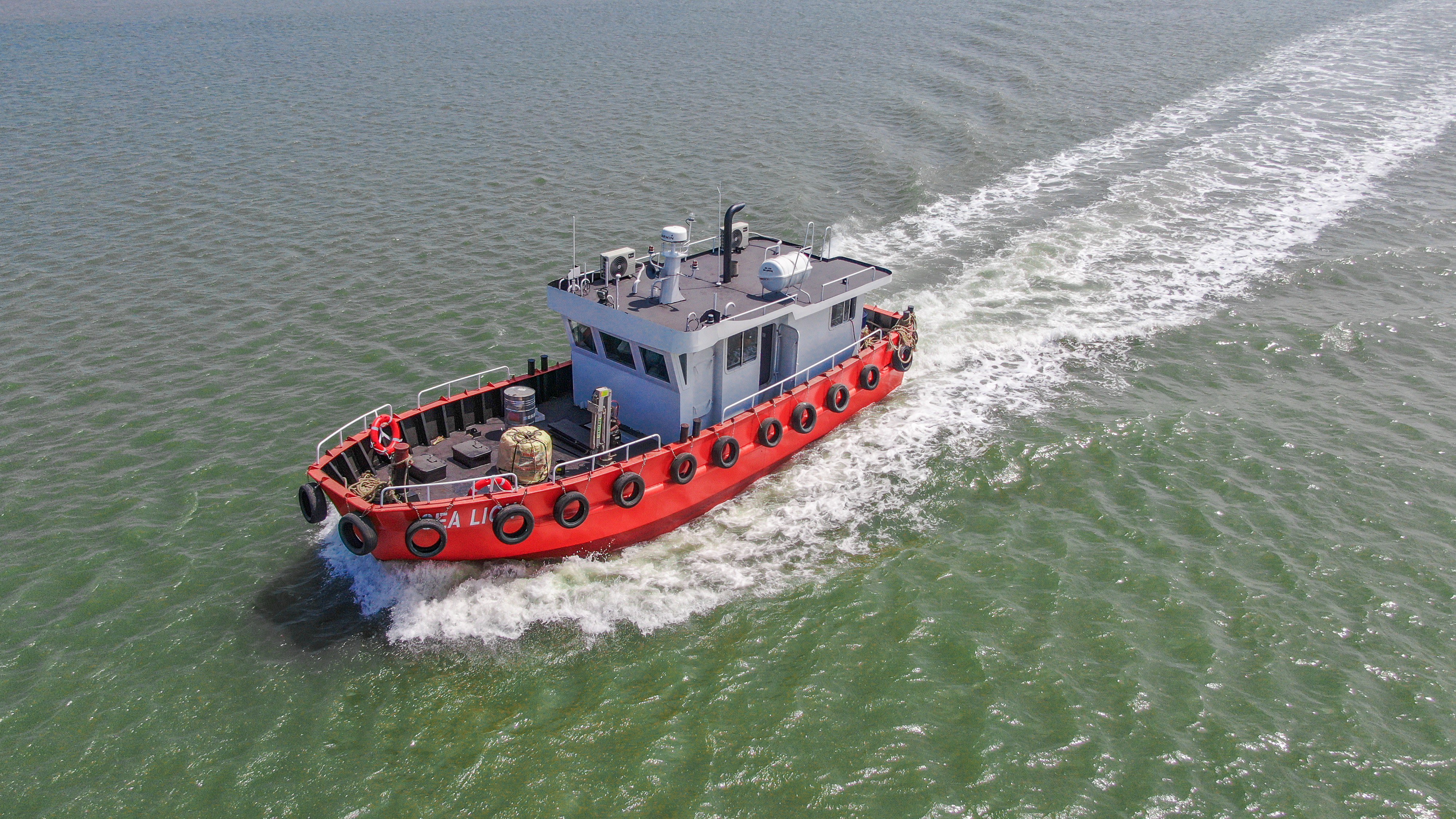 قارب جراندسي صغير لتوريد المواد الفولاذية بطول 14 مترًا