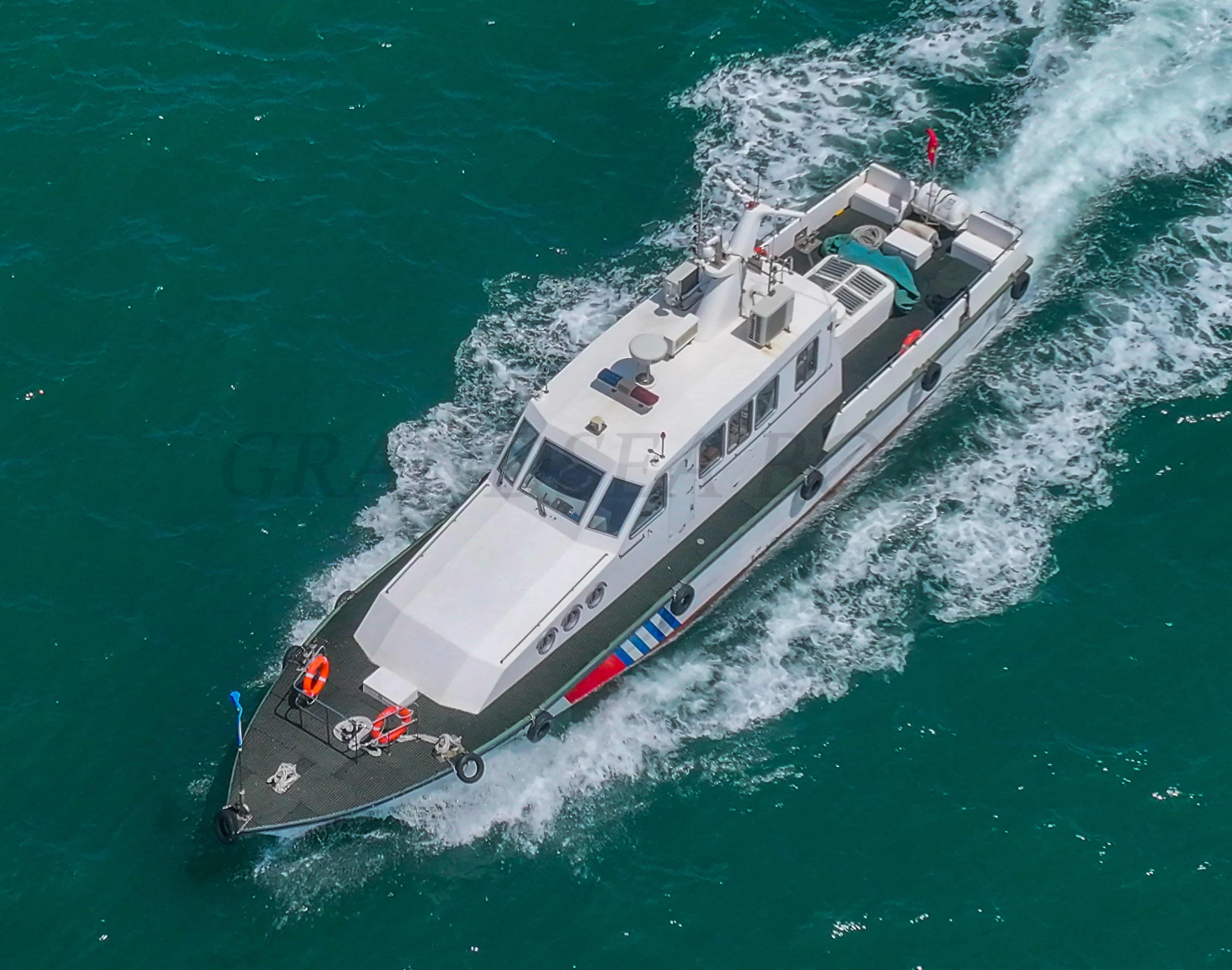 قارب صيد ودورية شرطة أحادي الهيكل من الألياف الزجاجية بطول 18 م من Grandsea للبيع