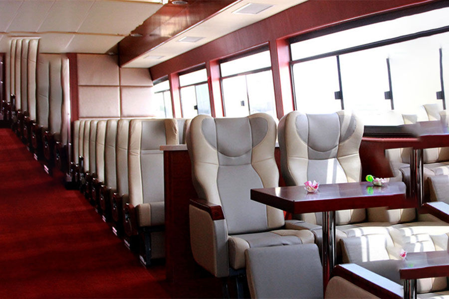 عبارة عن قارب كاتاماران السريع من الألمنيوم 90 شخصًا