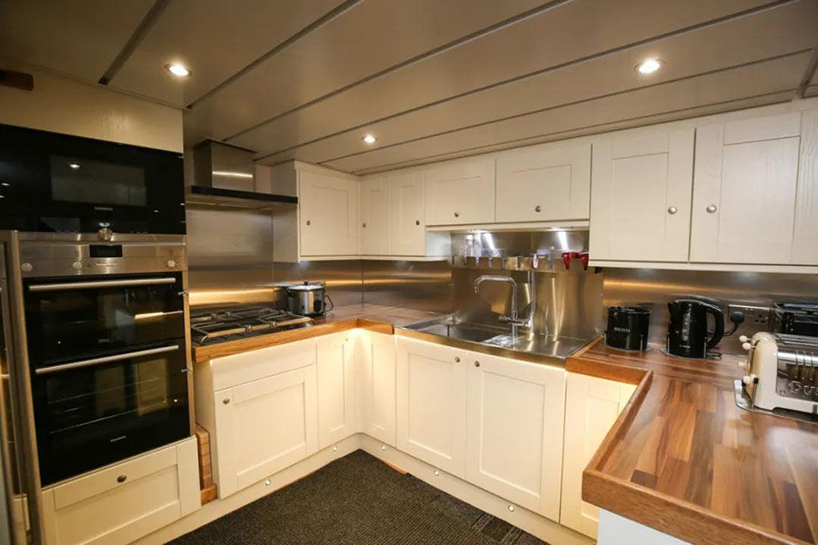 تمت الموافقة على مبنى جديد من فئة BV ، 73 قدمًا ، قارب صيد ستيرن التجاري من أعماق البحار ، للبيع