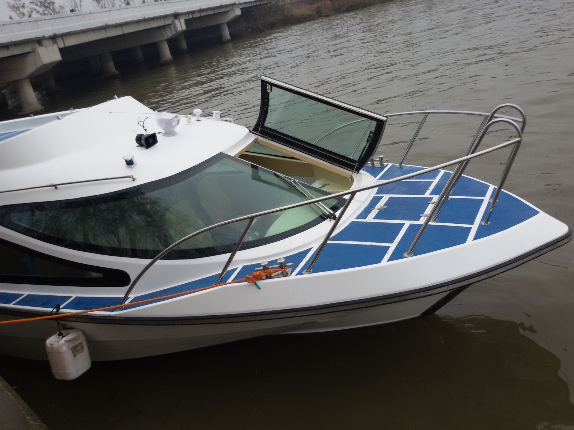 قوارب عبّارة سريعة من الألياف الزجاجية سعة 50 شخصًا مزودة بمحركات خارجية للبيع