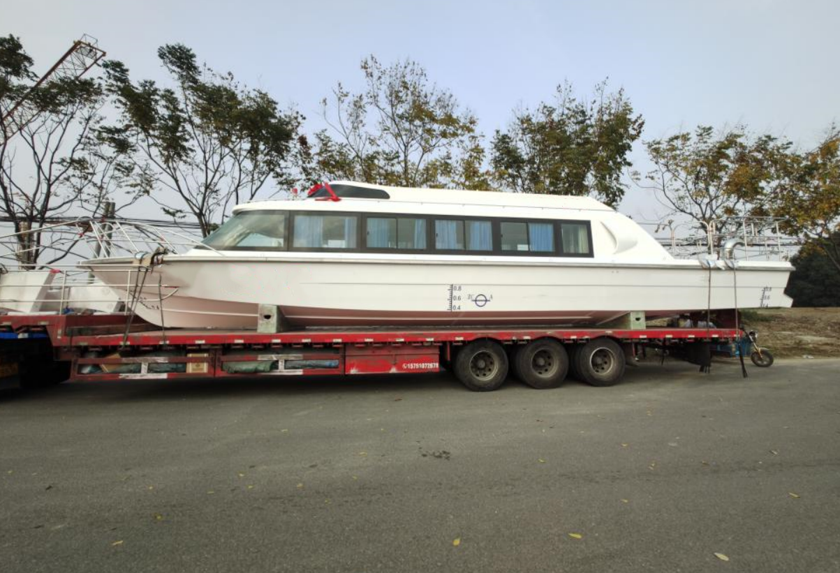 قارب جراندسي 15.8 متر مصنوع من الألياف الزجاجية ويتسع لـ 30 راكبًا للبيع