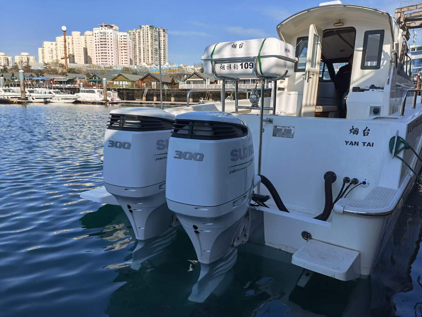 قارب صيد Grandsea 40ft مصنوع من الألياف الزجاجية عالي السرعة بمقصورة رياضية مع محرك خارجي للبيع