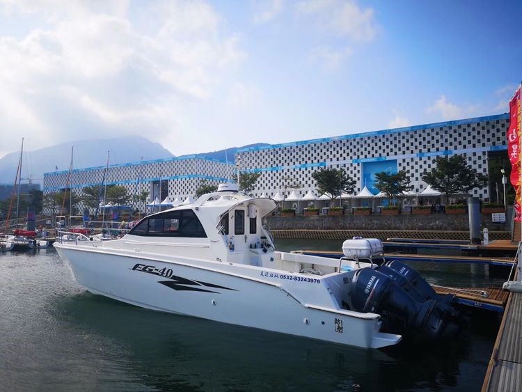 قارب صيد Grandsea 40ft مصنوع من الألياف الزجاجية عالي السرعة بمقصورة رياضية مع محرك خارجي للبيع