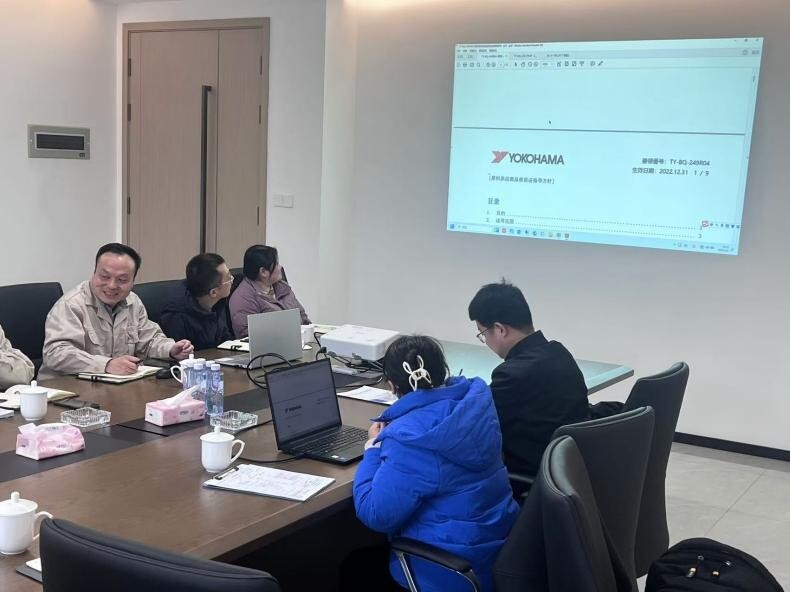 横浜タイヤがシリカ工場を視察に来られました