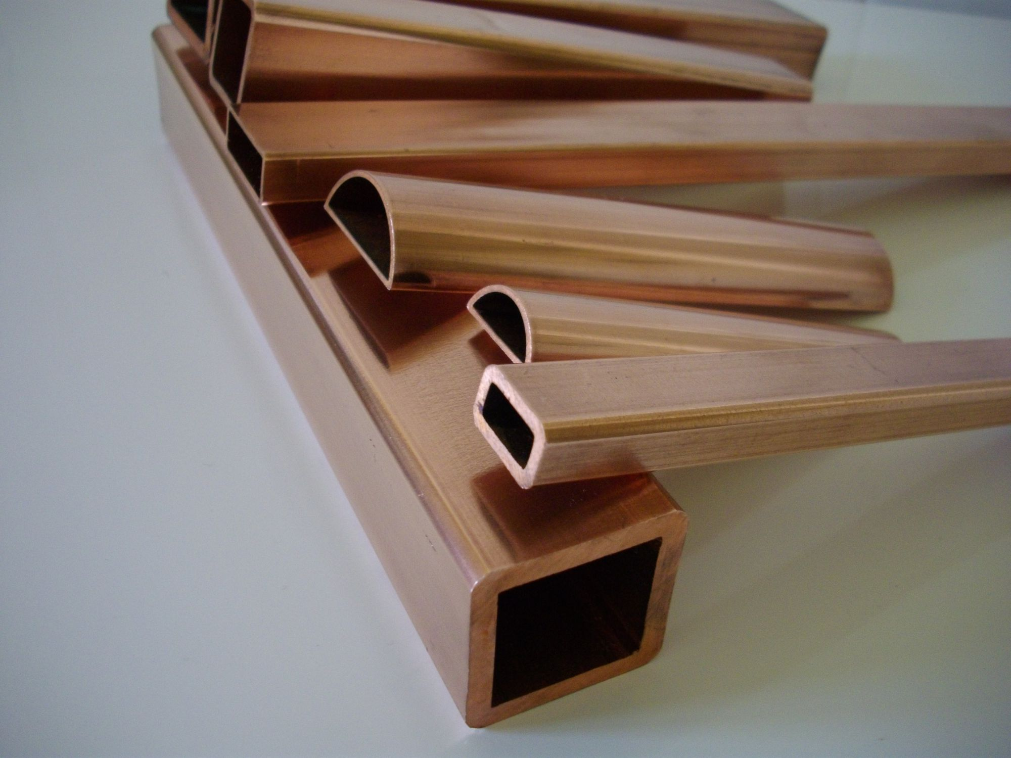 The difference between copper square tube and copper round tube