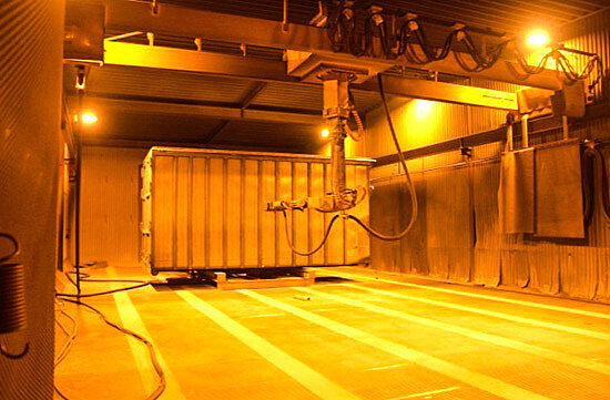 コンテナ本体を溶接した後、サンドブラストで溶接部を洗浄し、コンテナ本体の表面に一定の粗さを作り出してコーティングの防錆効果を高めます。船舶、シャシ車、トラック、鉄道車両間で長期間転送できます。