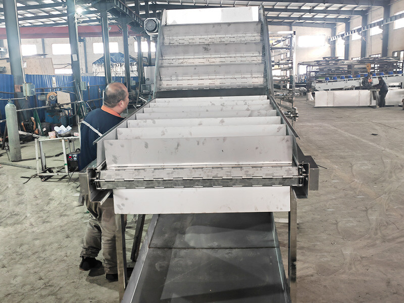 Conveyor papan rantai untuk tanjakan