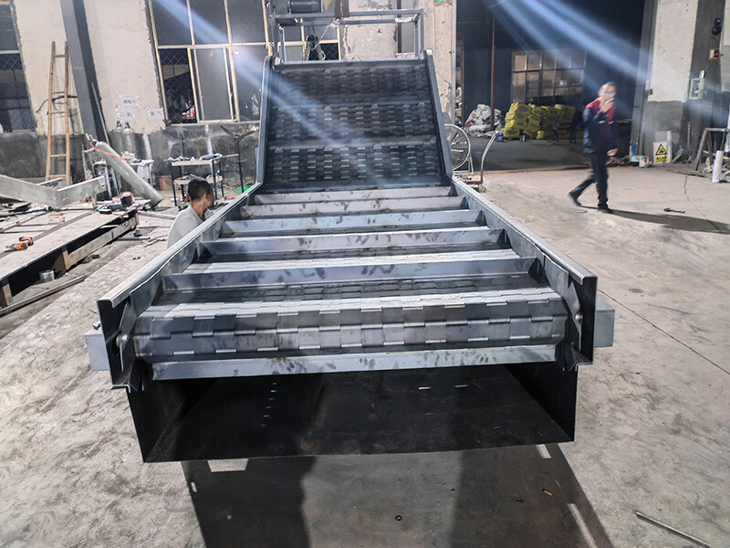 Conveyor papan rantai untuk tanjakan