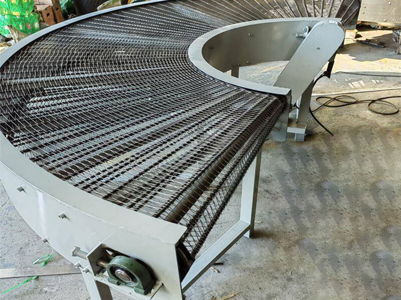 Conveyor sabuk jaring belok