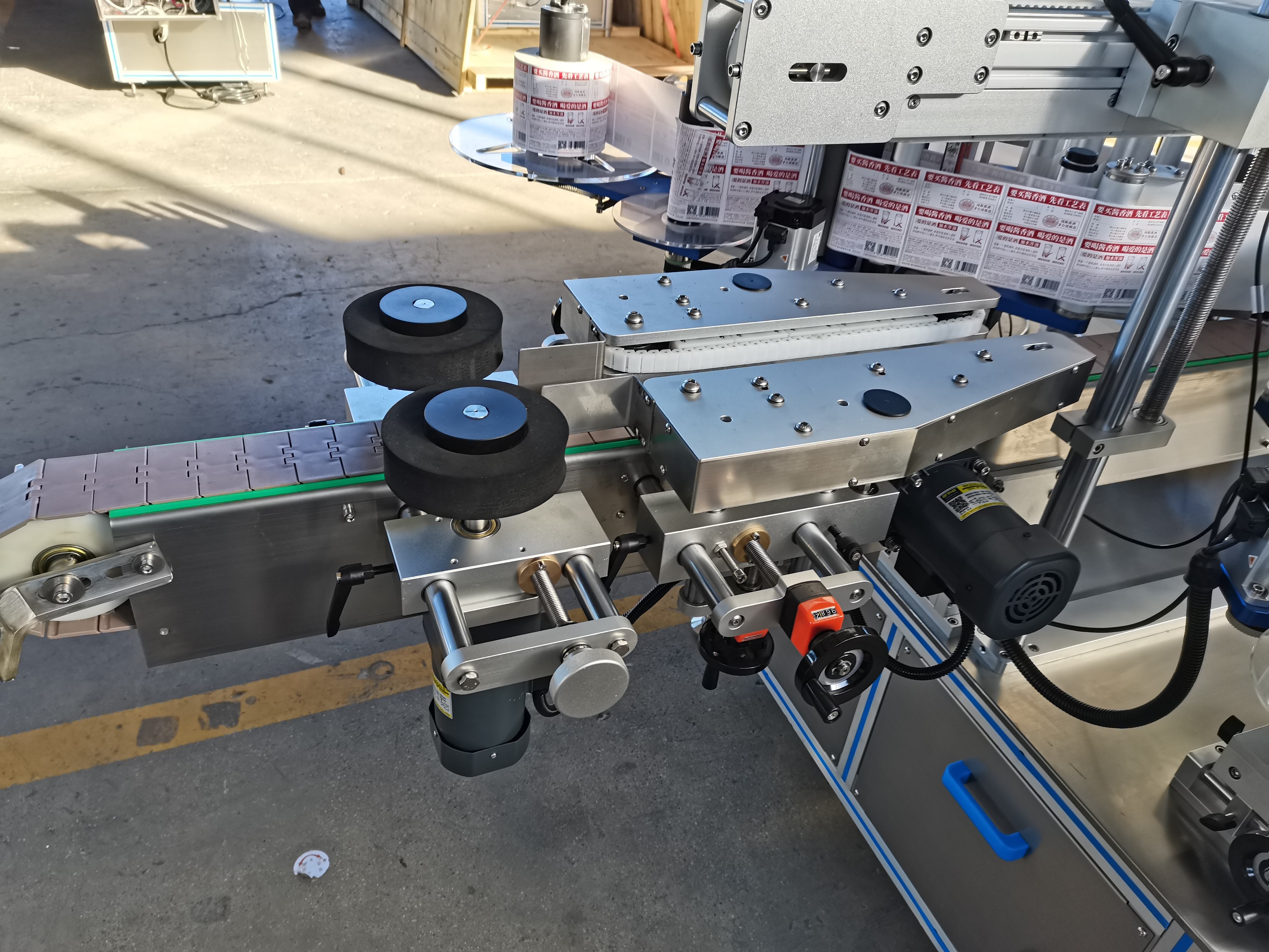 automatic three label labeling machine