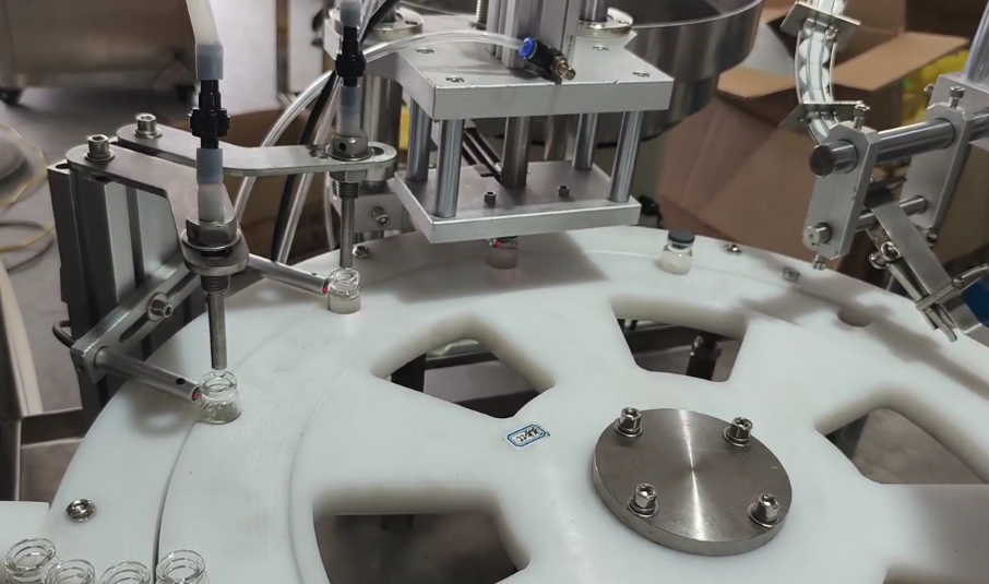 Filling machine with peristaltic pump