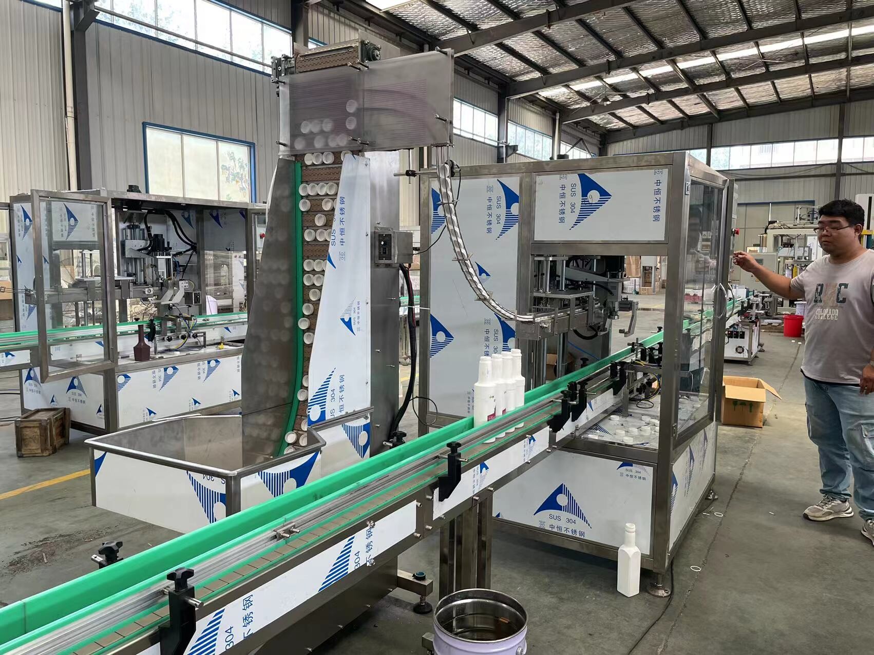 Máy đóng nắp servo đơn