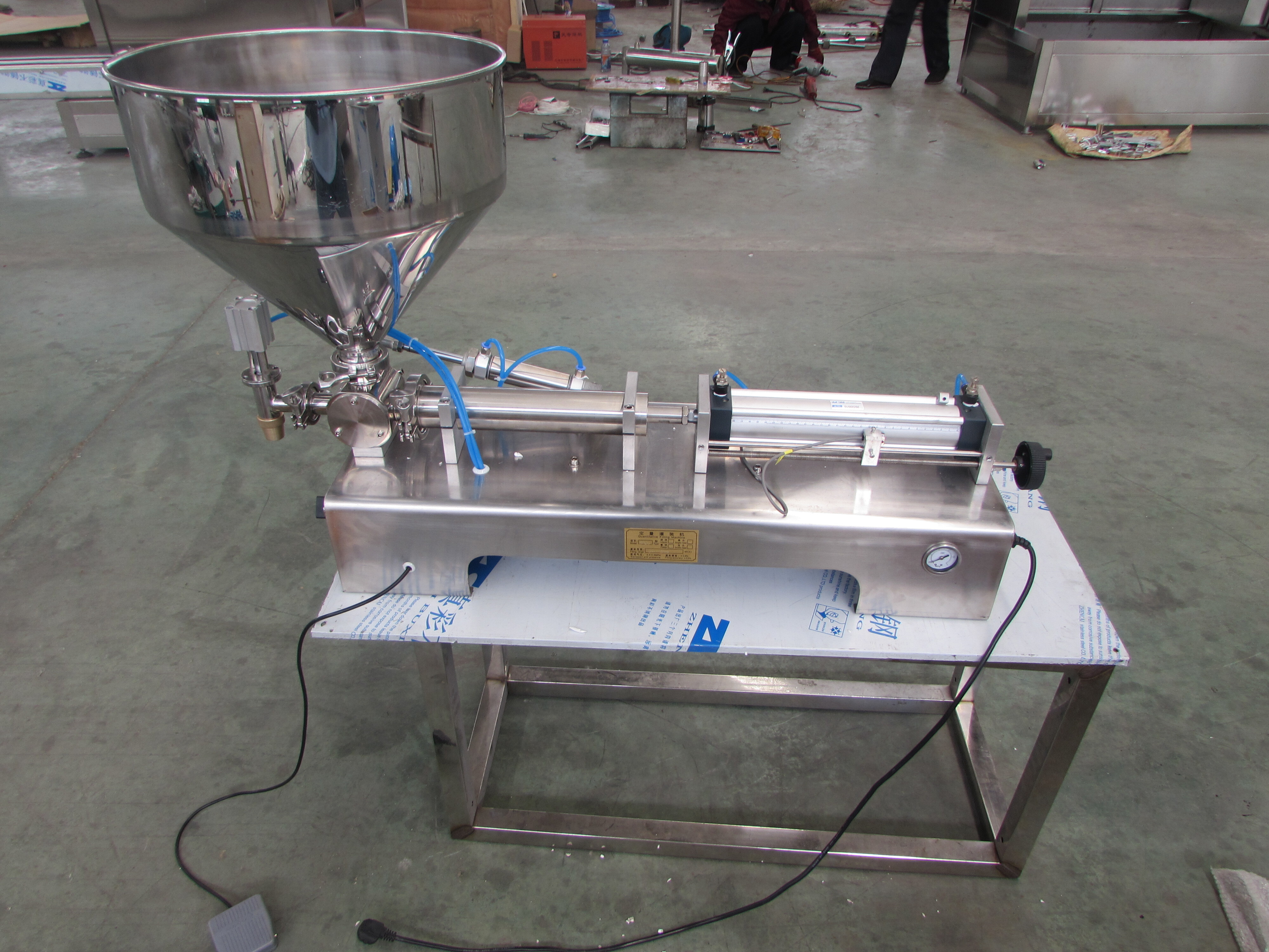 Máy chiết rót bằng piston