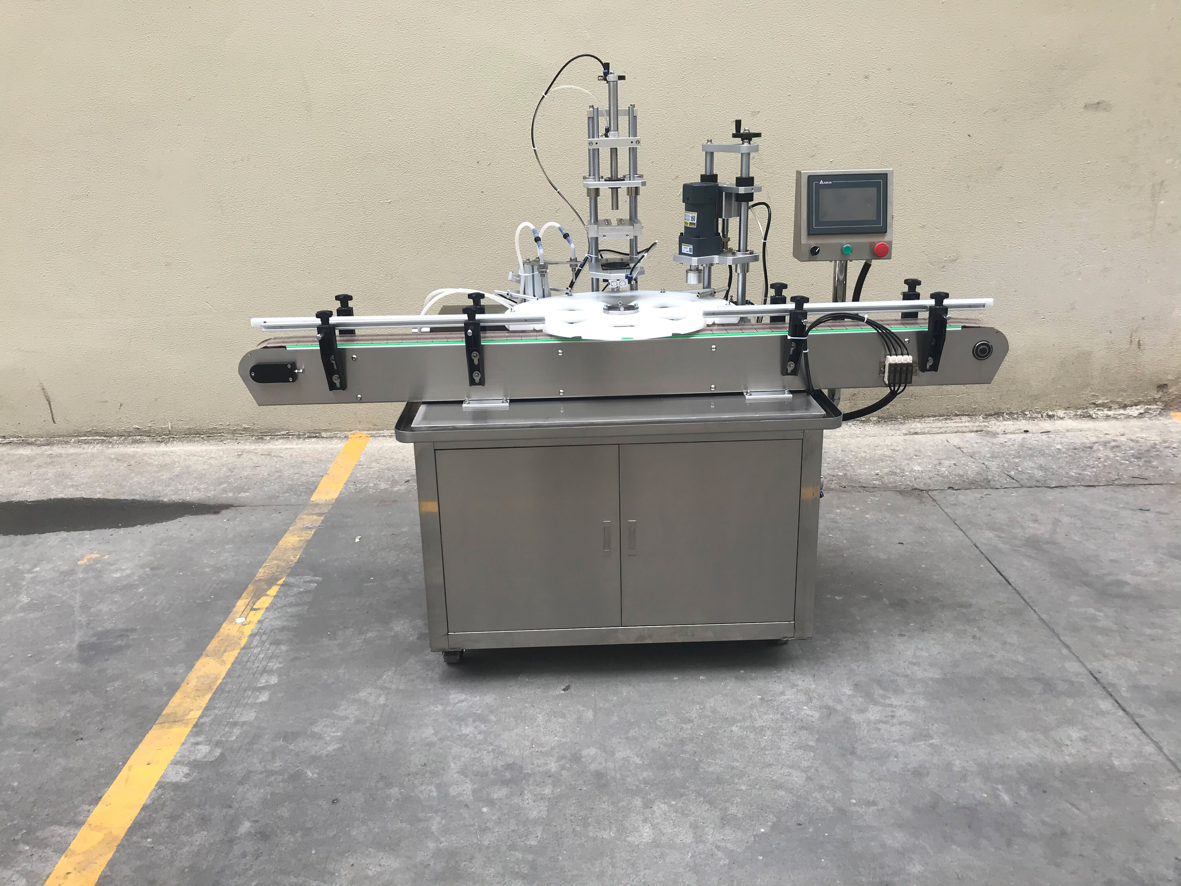 Máy chiết rót với vòi bơm	