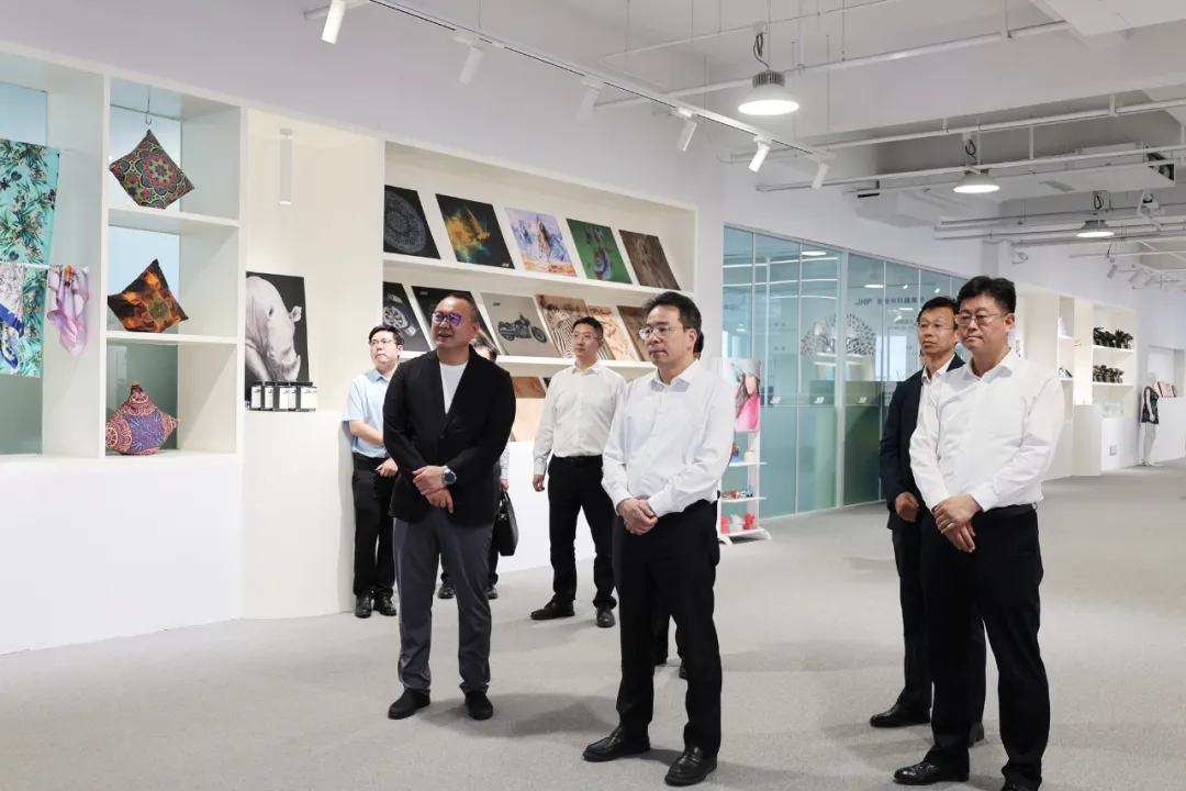 中華全国帰国華僑連合会党組メンバー兼副主席の連暁敏氏と一行が金鴻峰科技グループを視察・調査に訪れました。