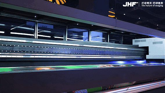 強化された吸着と安定したローラーコントロールにより、スムーズでクリアなロール生地を実現。