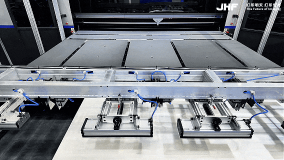 Venus 33x-s Loading and Unloading付き全自動高速プリンター - 8個の吸盤が最大300kgの重量を強力にグリップし、4枚の基板を同時に効率よくプリントできます。