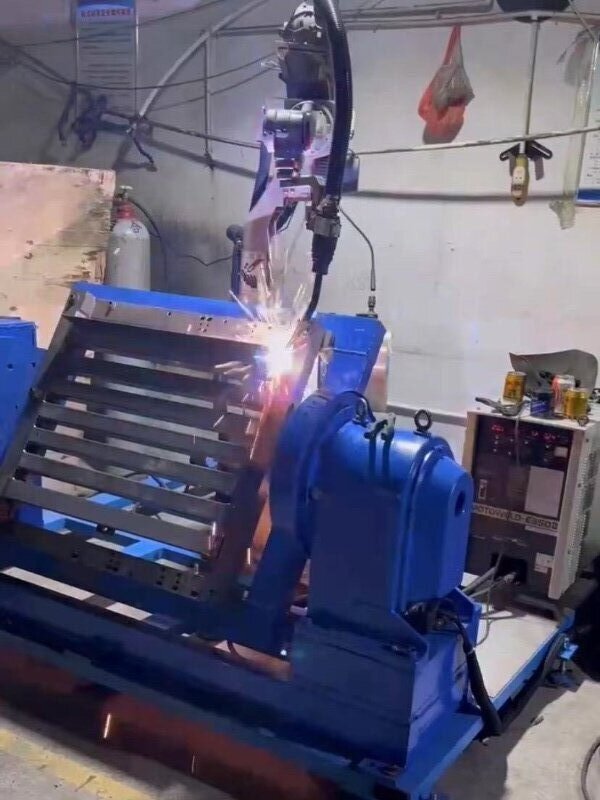 YR-UP6-A00 Used Yaskawa robot with repositioner and welding gun