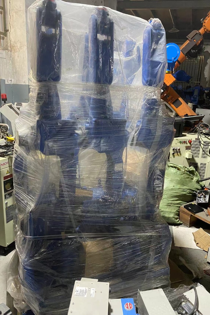 YR-UP6-A00 Used Yaskawa robot with repositioner and welding gun