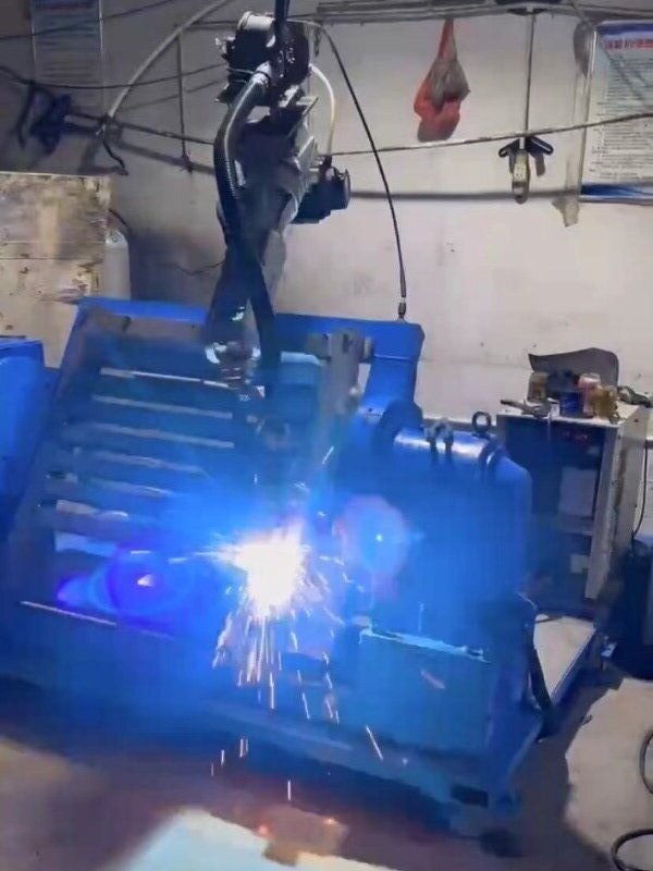 YR-UP6-A00 Used Yaskawa robot with repositioner and welding gun