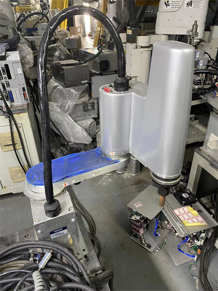 YK400XH Yamaha Mid-Aged Robot