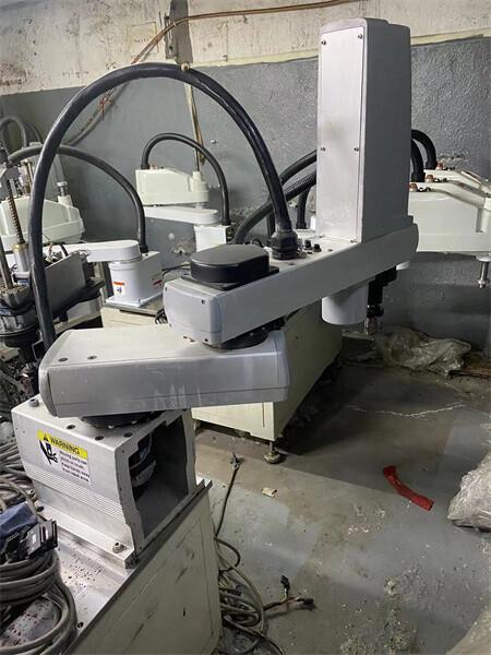 YK600XGH Yamaha Middle-Aged Robot