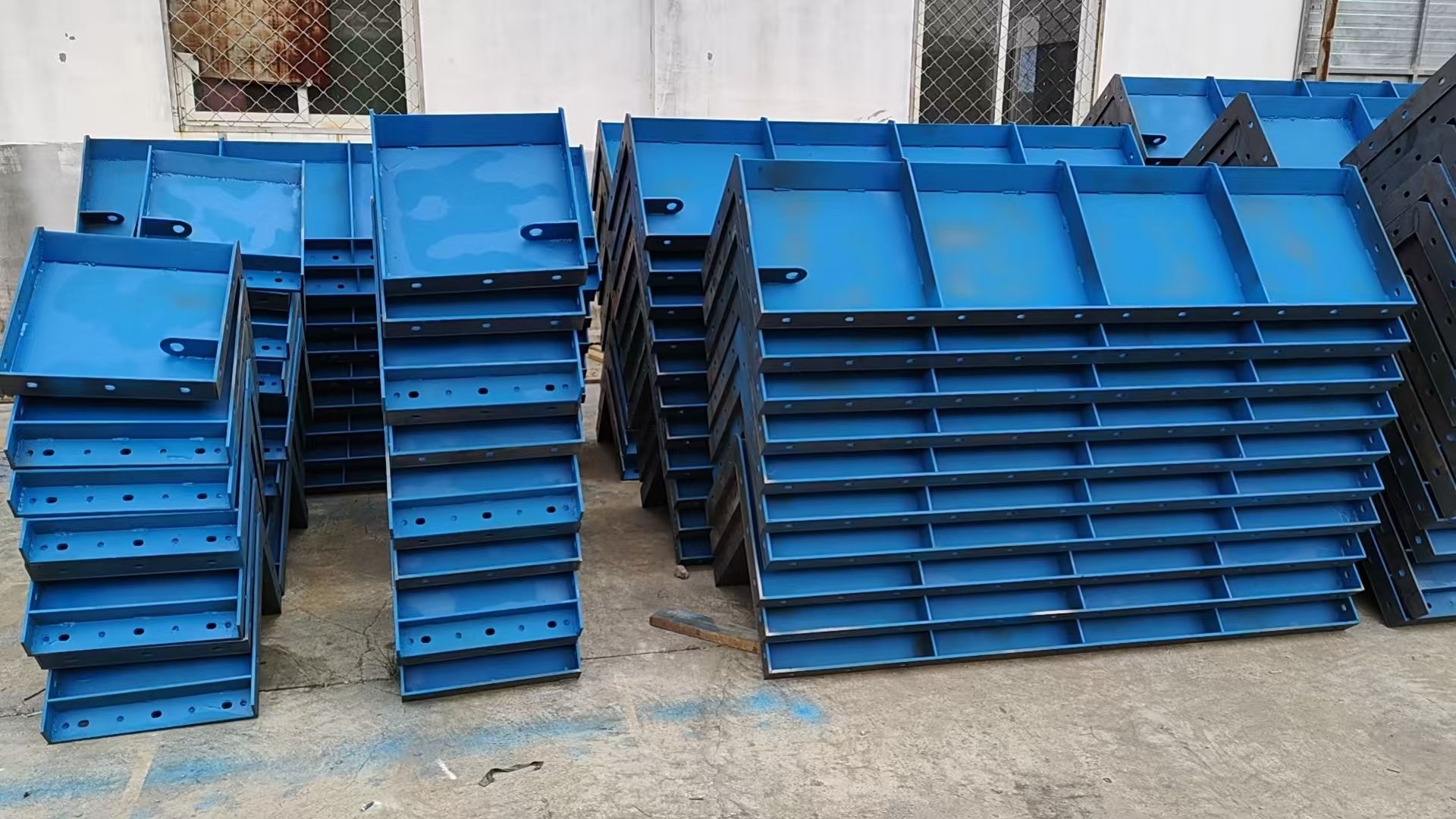 High Quality QF Brand L-Shaped Retaining Wall Molds for Precast Concrete Durable Steel Molds Easy Assembly