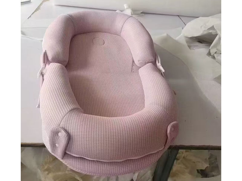 Portable anti-overflow and anti-pressure bed for newborns