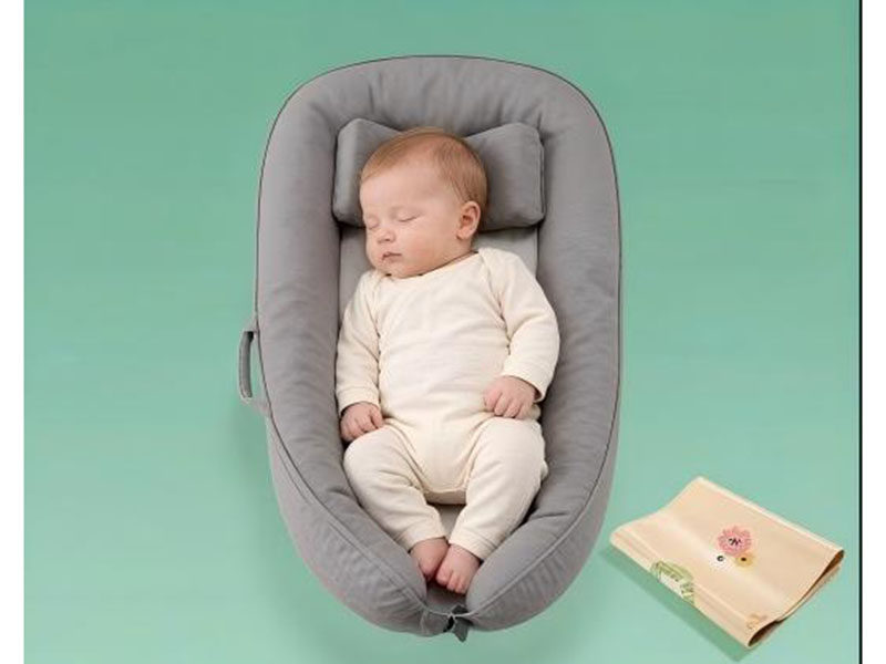 Portable anti-pinch bed for newborns