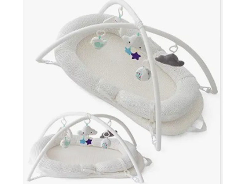 Portable anti-overflow and anti-pressure bed for newborns